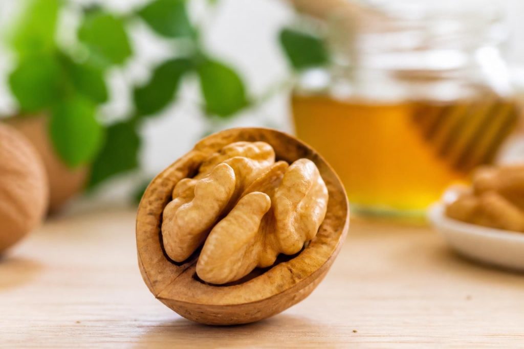 découvrez combien de calories contient une noix et apprenez à mieux gérer votre consommation grâce à notre guide sur la valeur énergétique des noix.