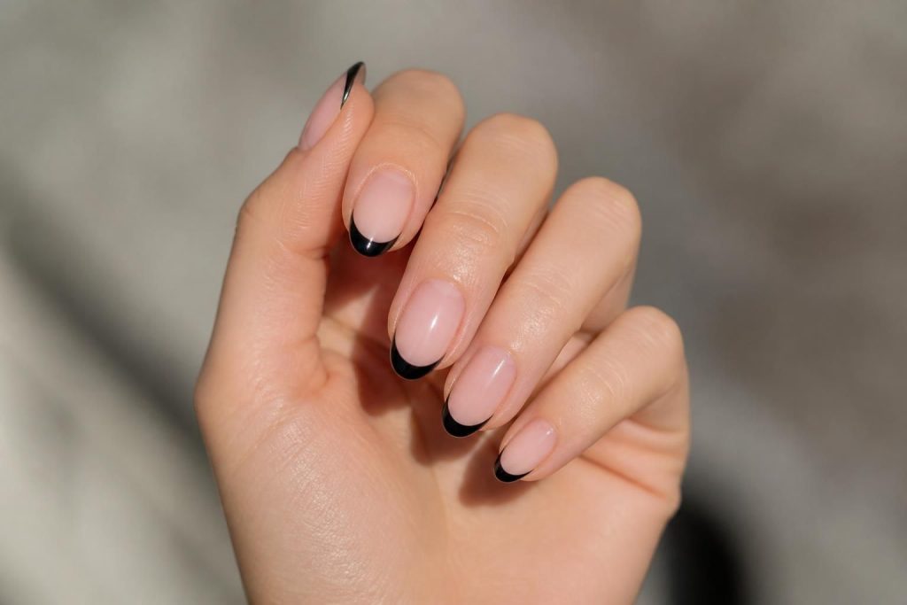 découvrez le nail art french noir, une technique élégante et audacieuse pour sublimer vos ongles avec style et sophistication.